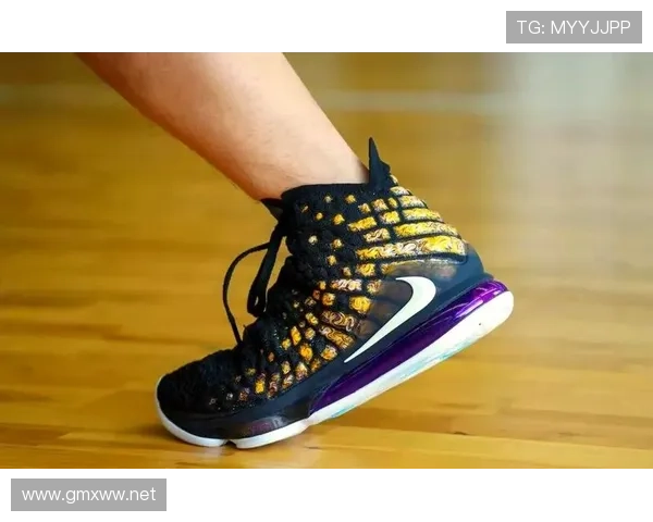 勒布朗今天穿的鞋，普通人钱包估计哭晕在厕所里了吧？