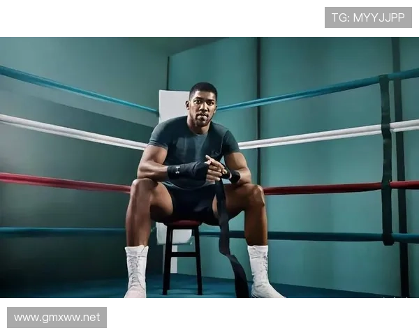 安东尼·约书亚晚上豪宅里大秀健身房，隔壁邻居睡不着了吧？