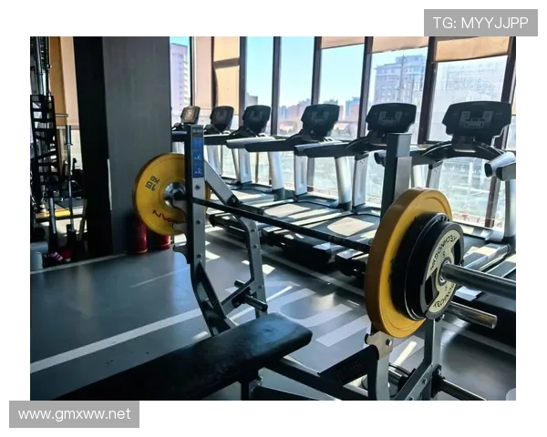 卡瓦尼训练完顺手把健身房搬空了？