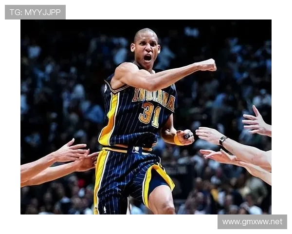 雷吉·米勒无球跑位制造空位三分高效拉开防线差距